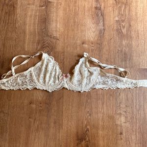 Marilyn Monroe 34C white underwire unlined lace bra